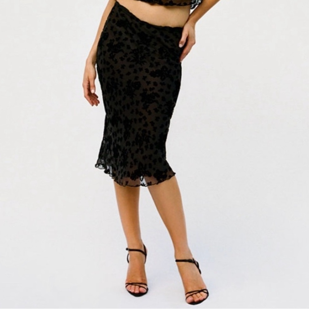 Realisation Par Bea Silk Velvet Burnout Midi
Slip Skirt Black Cosmos Devore